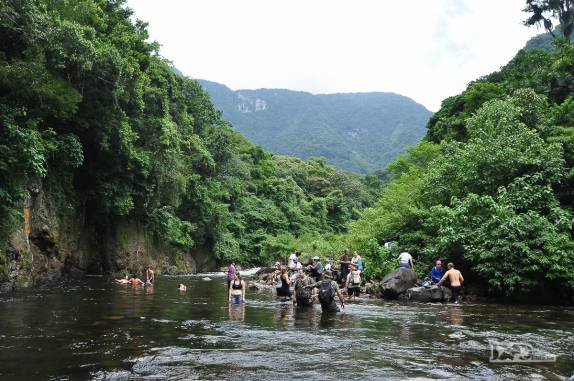 Subindo a trilha ao longo do Rio do Boi, na parte baixa do canyon do Itaimbezinho, em Praia Grande, em Santa Catarina